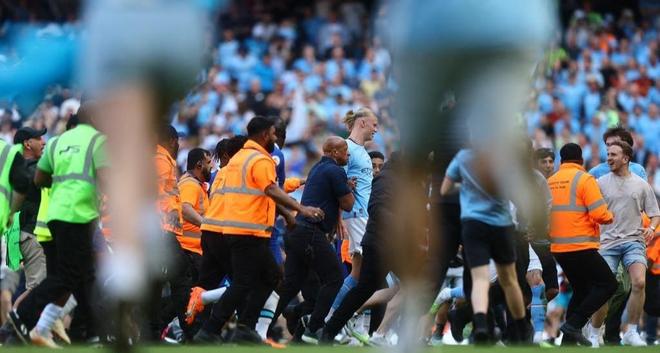 最后时刻围坐一团！戴维森故意推飞克勒贝尔引发冲突（终场前群体对峙！戴维森恶意推人致克勒贝尔摔倒引爆冲突）