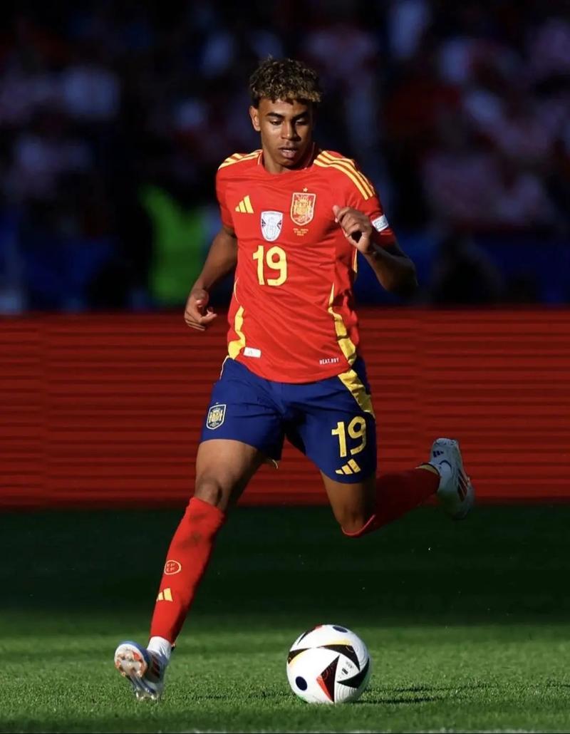 乐天桃猿在 2025 台湾大赛第五战凭借林泓育再见本垒打夺冠，开启乐天时代首冠